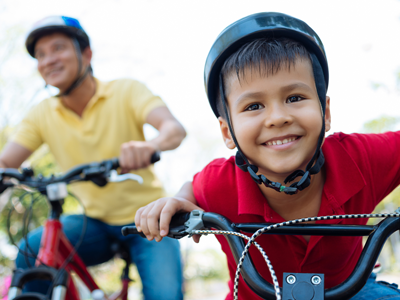 Un père et son jeune fils font du vélo ensemble