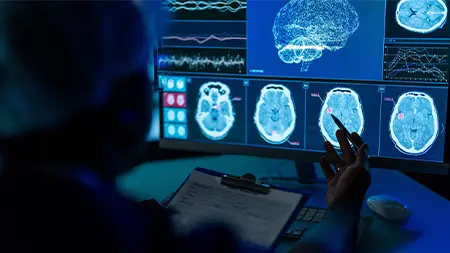 Des scientifiques étudient des résultats d’imagerie cérébrale sur un ordinateur.