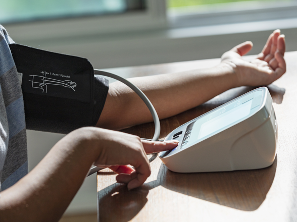 Une personne utilise un tensiomètre