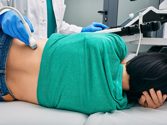 Une personne allongée subit une échographie dans le dos