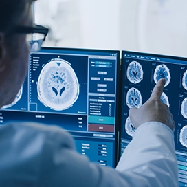 Des scientifiques étudient des résultats d’imagerie cérébrale.