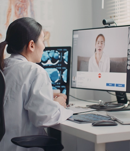 Une médecin en vidéoconférence avec sa patiente.