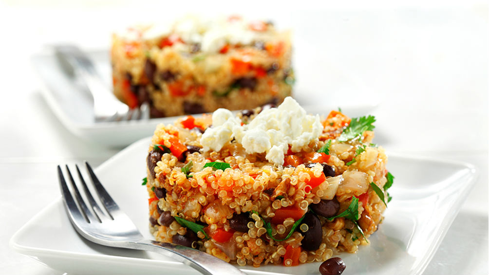 Quinoa aux haricots noirs, poivrons rouges Sur une plaque blanche